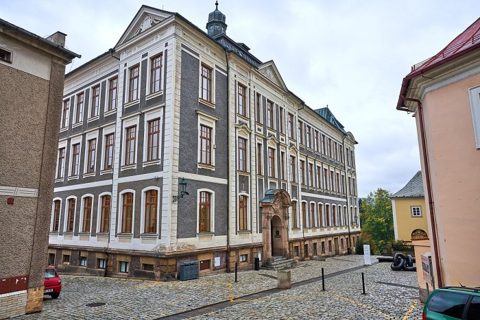 Gymnázium, Broumov, Hradební 218