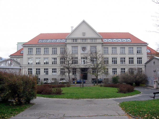 Vyšší odborná škola a Střední umělecká škola Václava Hollara, Praha 3, Hollarovo náměstí 2