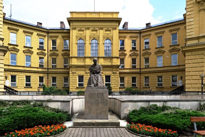 Gymnázium Boženy Němcové, Hradec Králové, Pospíšilova tř. 324