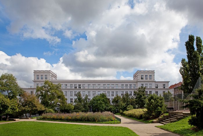 Vyšší odborná škola uměleckoprůmyslová a Střední uměleckoprůmyslová škola, Praha 3, Žižkovo náměstí 1