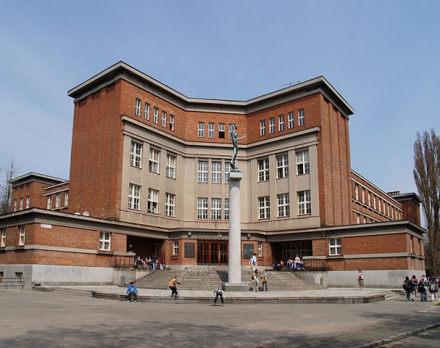 Gymnázium J. K. Tyla, Hradec Králové, Tylovo nábř. 682