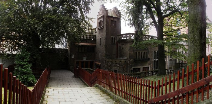 Střední uměleckoprůmyslová škola Jihlava-Helenín, Hálkova 42