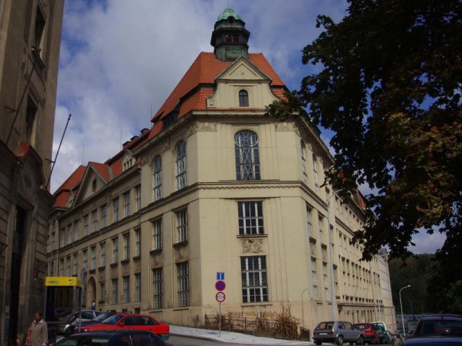 Gymnázium, Praha 5, Na Zatlance 11