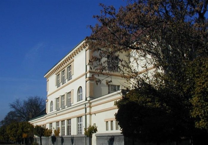Gymnázium, Lovosice, Sady pionýrů 600, příspěvková organizace